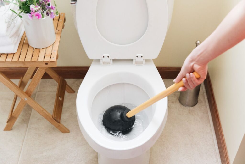 Como desentupir vaso sanitário